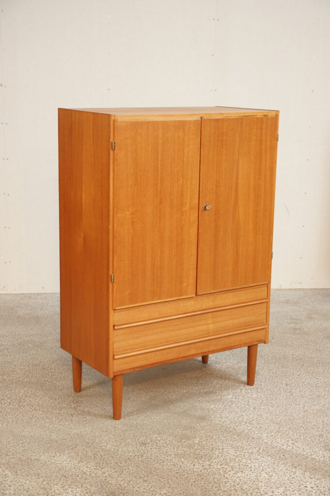 Skab/skænk med to skuffer, låger og hylder