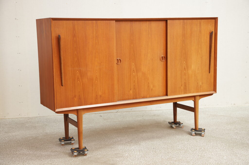 Skænk/dækketøjsskab i teak på stel af egetræ