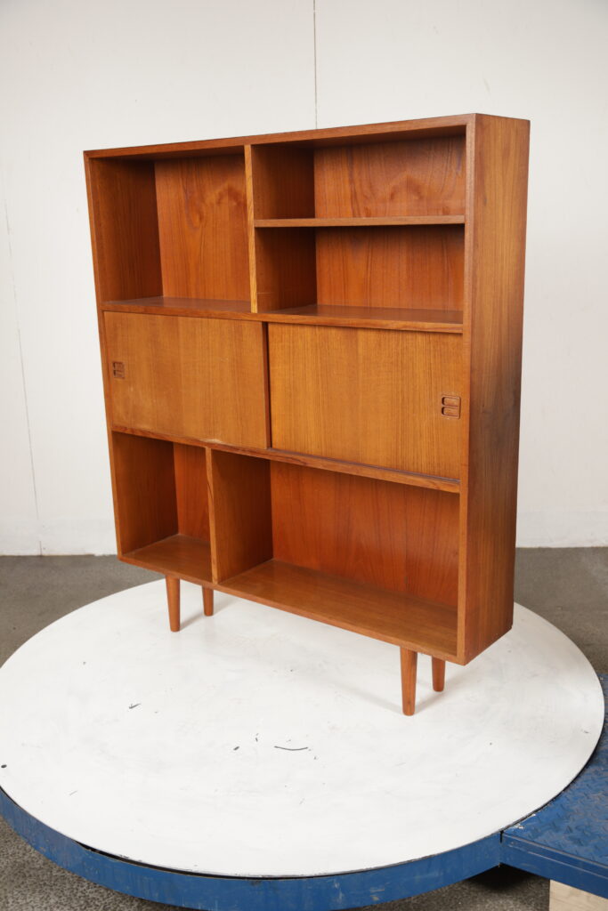 Reol med hylder og låger, teak