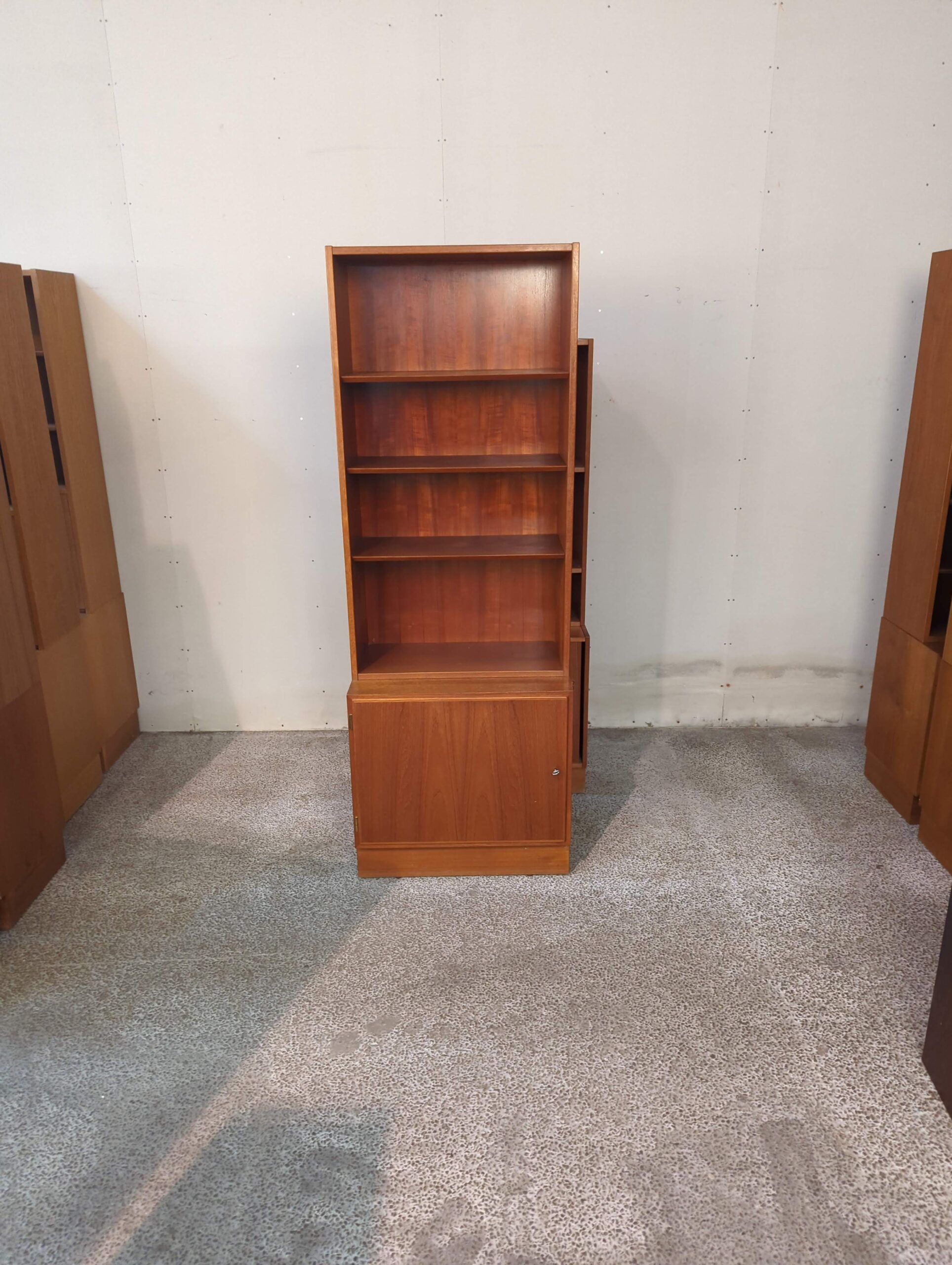 Énfløjet reol med skænk og bogreol, Hundevad, teak - Image 2