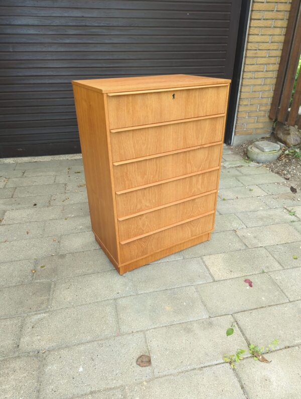 Kommode i teak med seks skuffer på sokkel