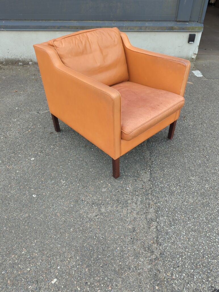 Lavrygget cognacfarvet lænestol af Stouby