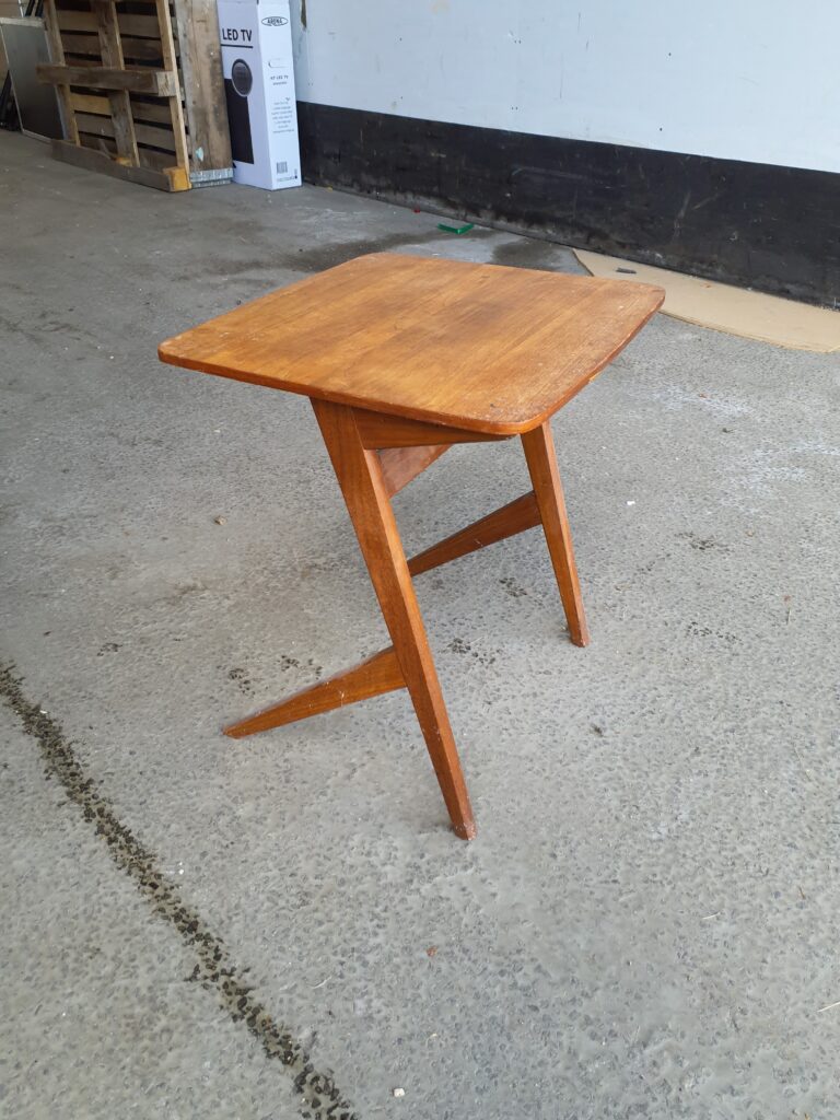 Sidebord med skrå ben