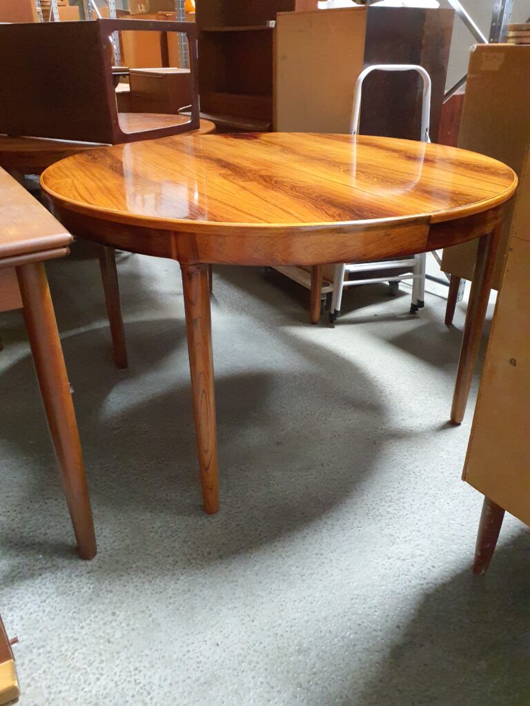 Rundt spisebord i palisander med to tillægsplader, lakeret