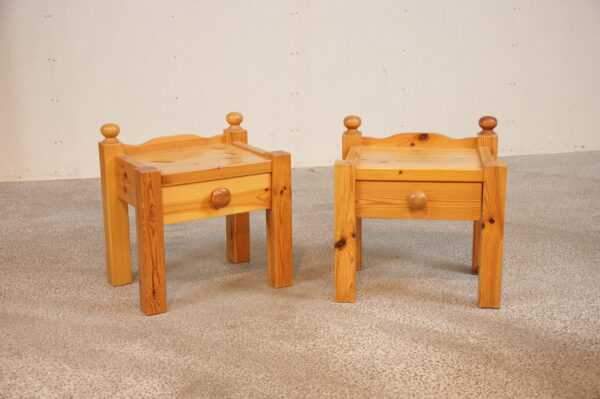 Sæt natborde i massiv fyrretræ