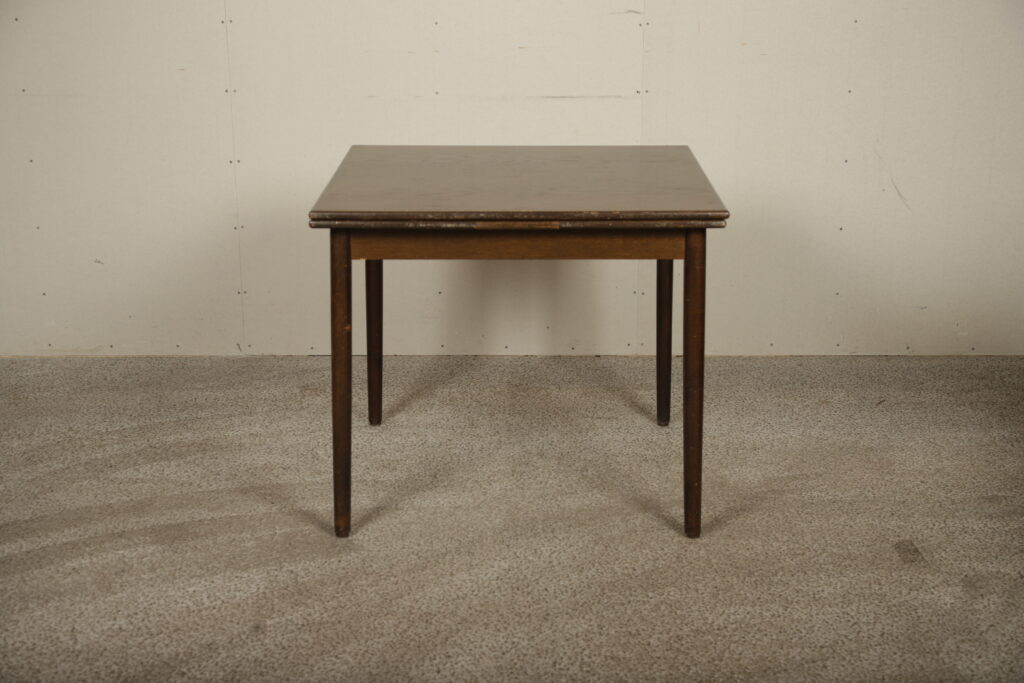 Kvadratisk spisebord i bejdset eg med hollandsk udtræk