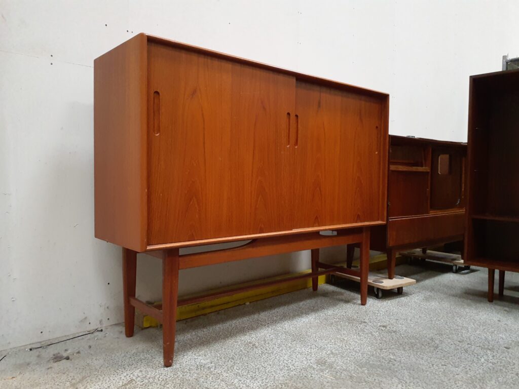 Lav smal skænk på stel af massiv teak