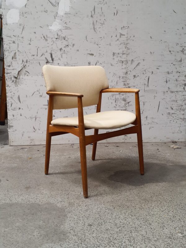 Armstol med lysegråt betræk