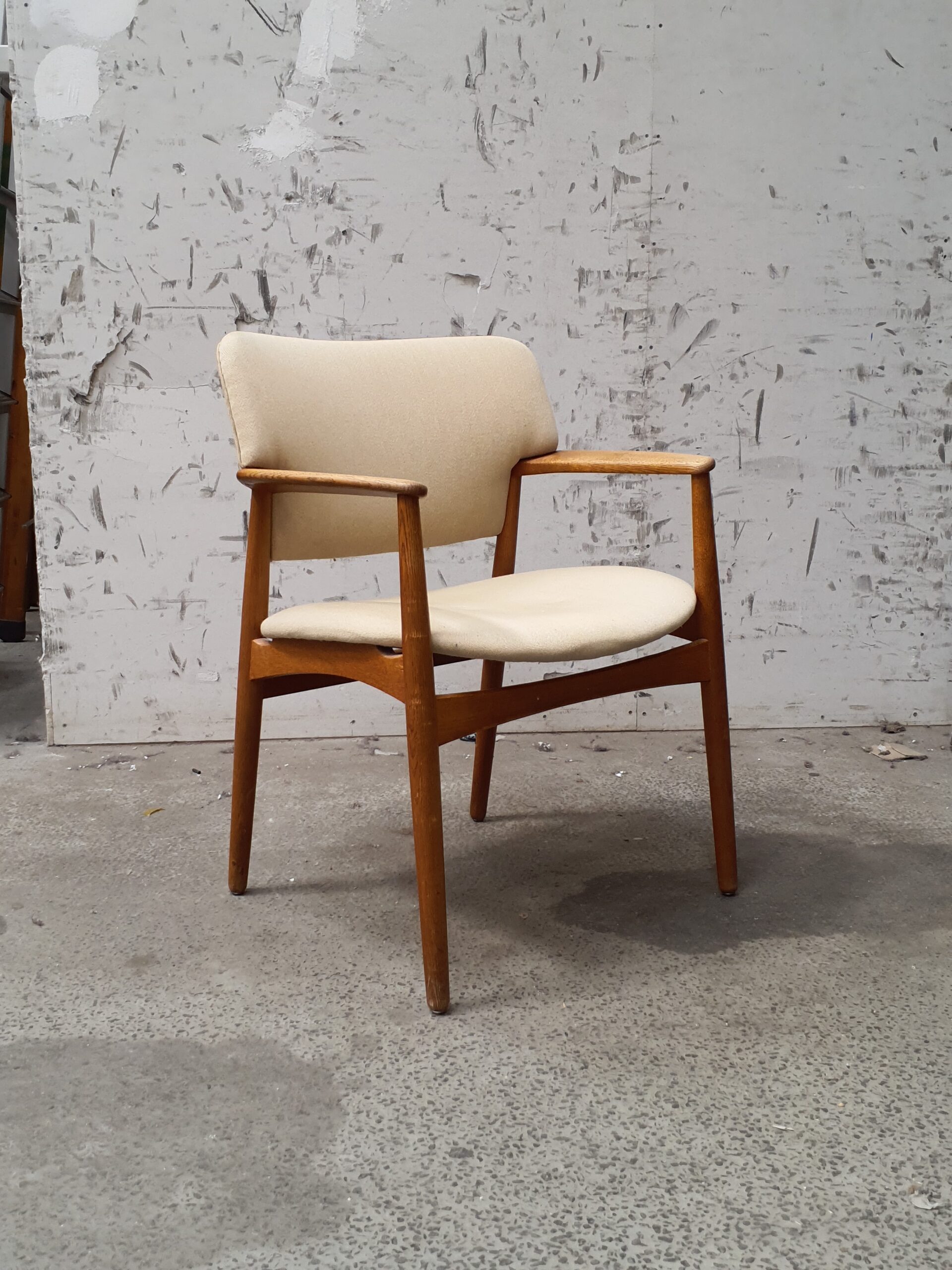 Armstol med lysegråt betræk - Image 1