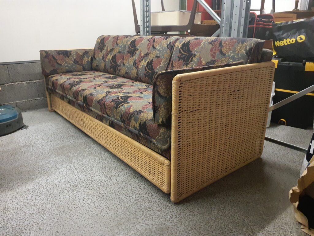 Sovesofa med sider af flet