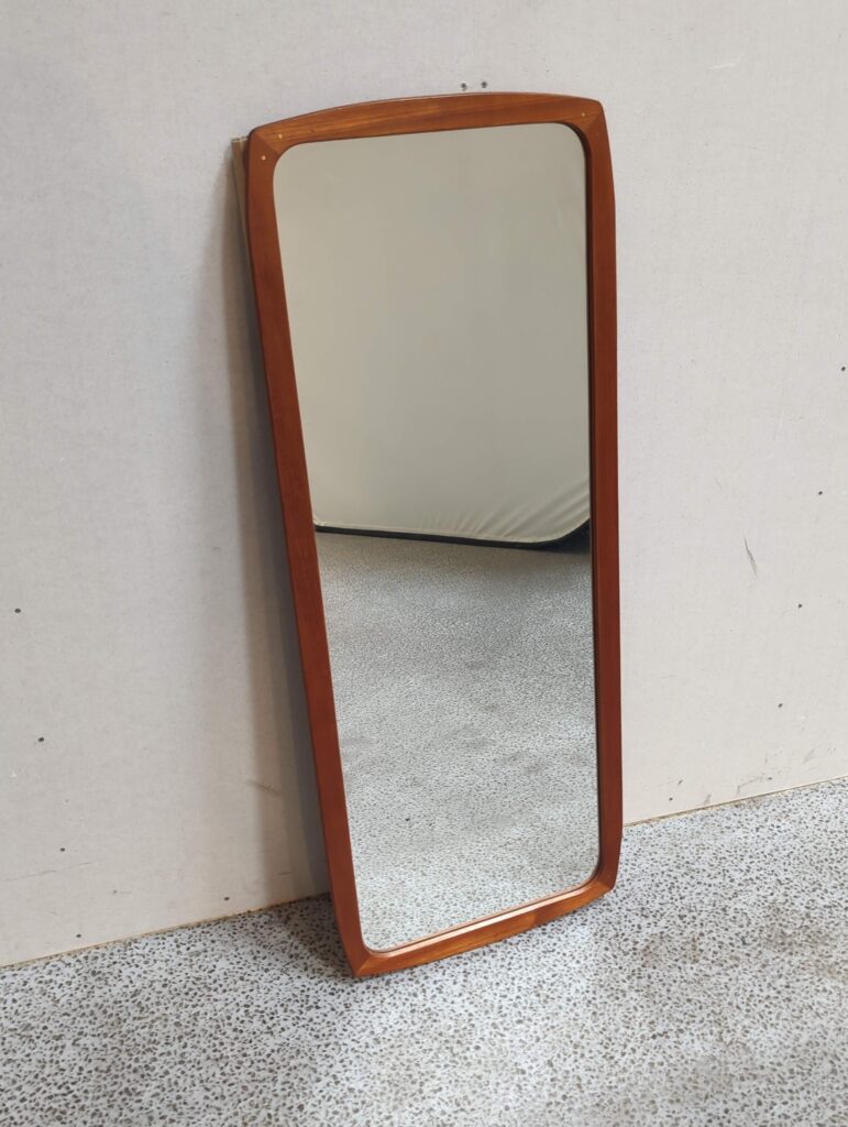 Højt spejl i teak med flotte detaljer