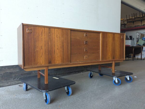 Lang lav skænk med skuffer og hylder, palisander, IKEA, model Korsör