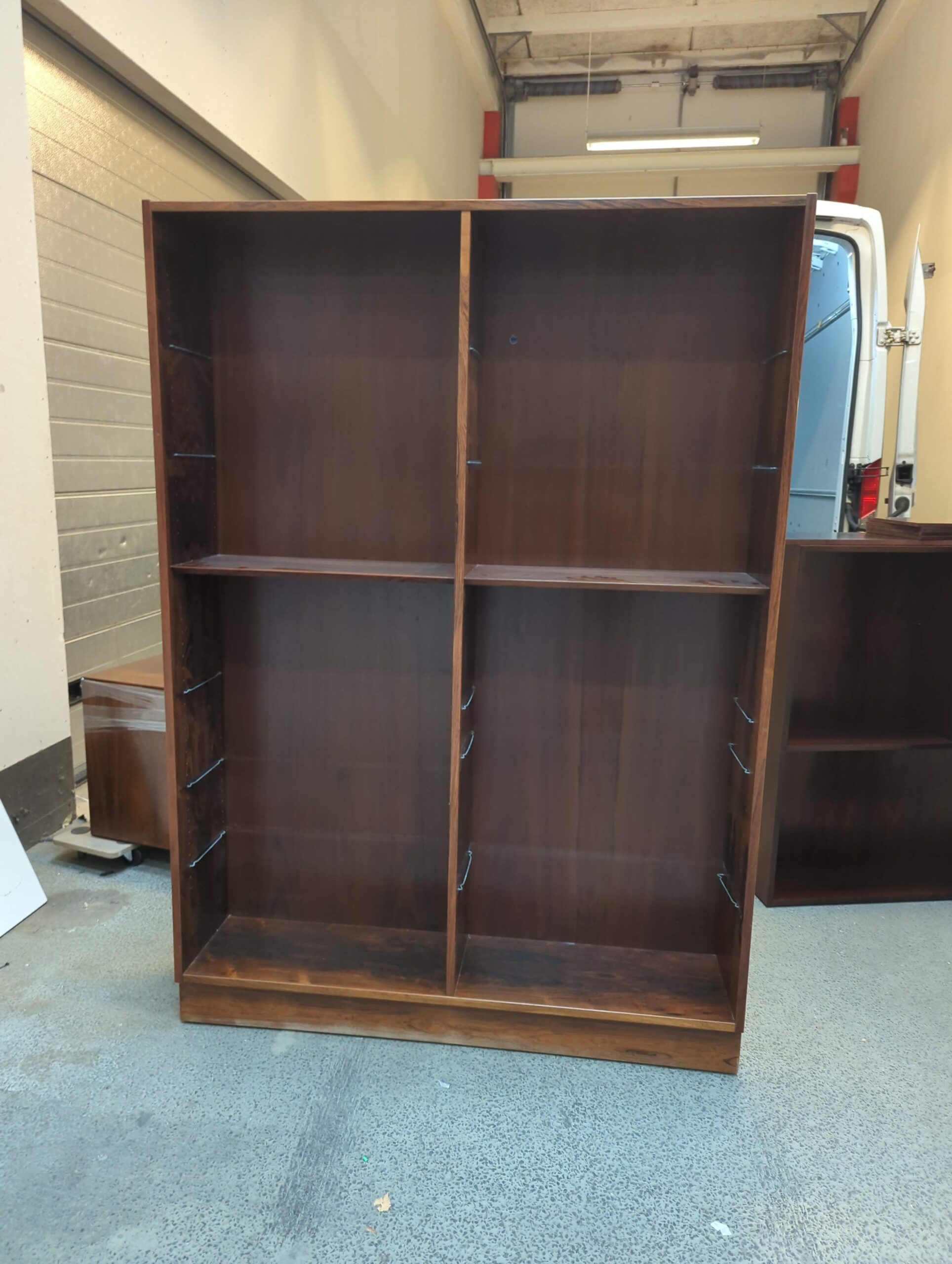 Høj og bred Hundevad bogreol i palisander - Image 1