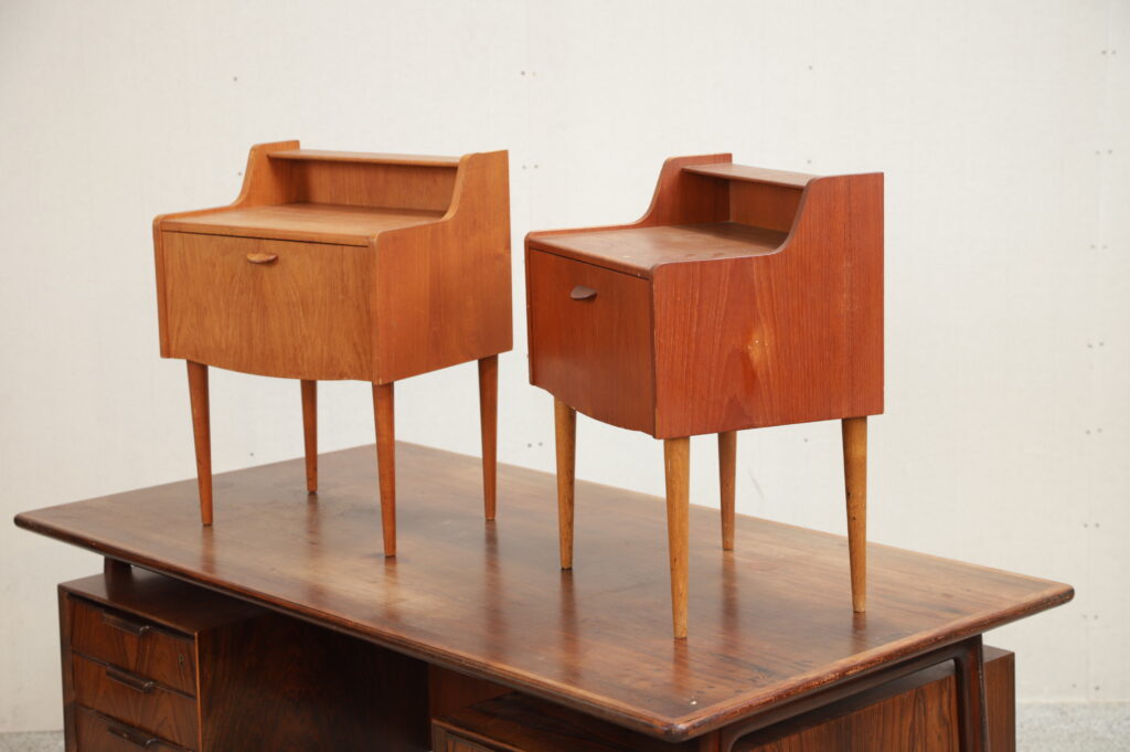 Sæt natborde i teak med låge og skuffe