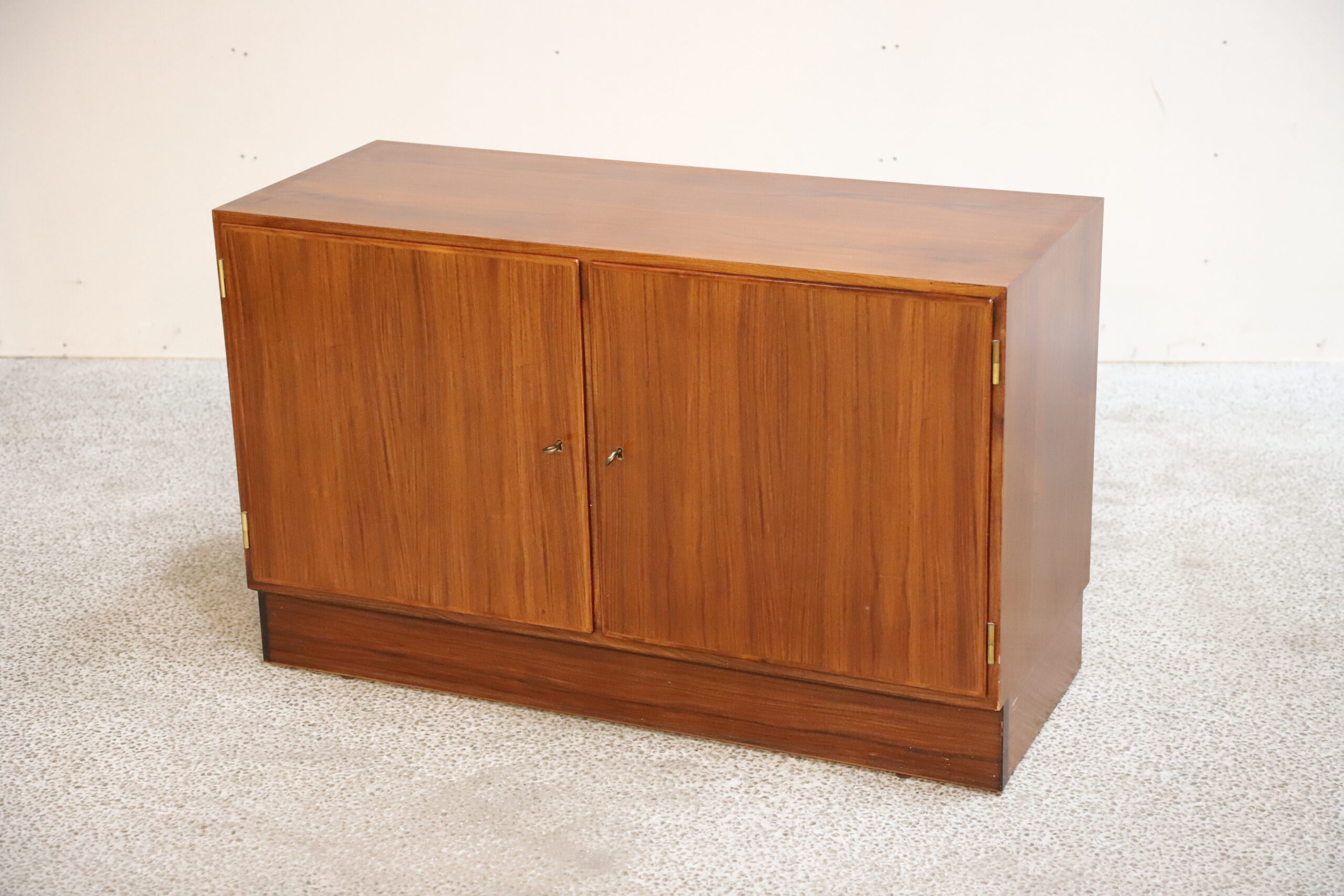 Skænk med låger, palisander, Hundevad - Image 1