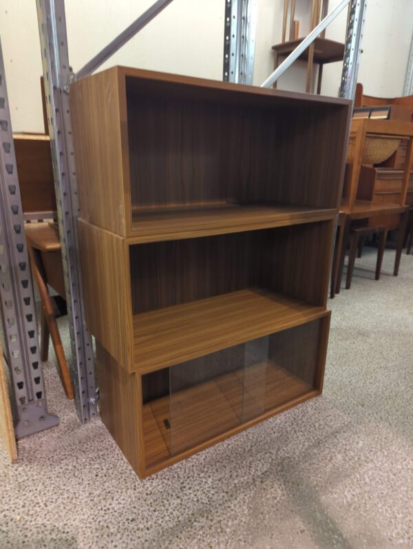 Væghængte reolkasser, glasskydelåger, tredelt, teakfinér
