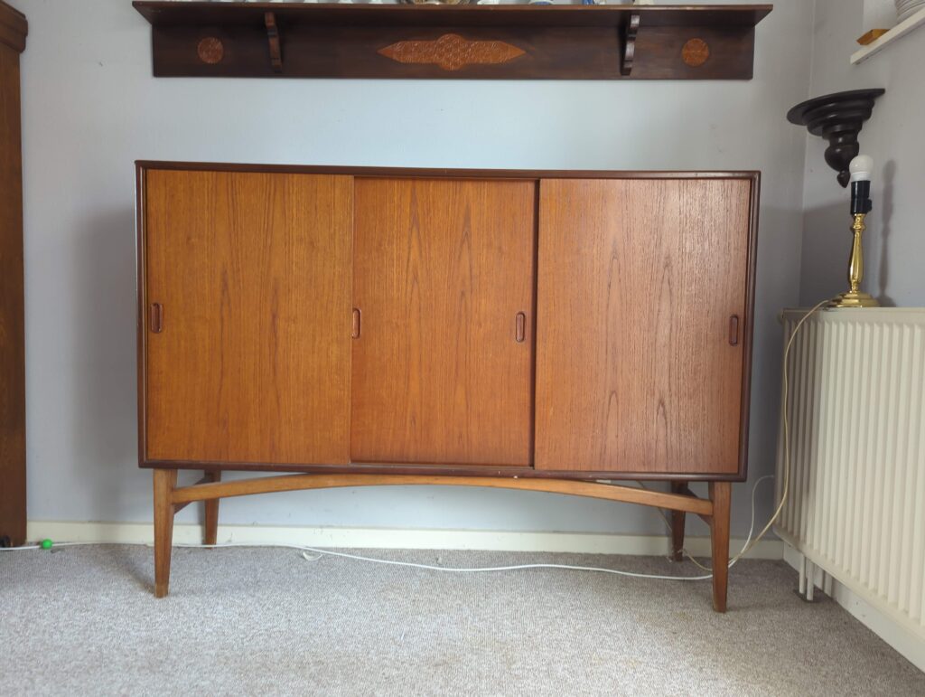 Skænk i teak, på stel af egetræ