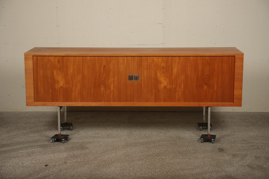 Skænk i teaktræ med jalousilåger, af Wegner model RY-25