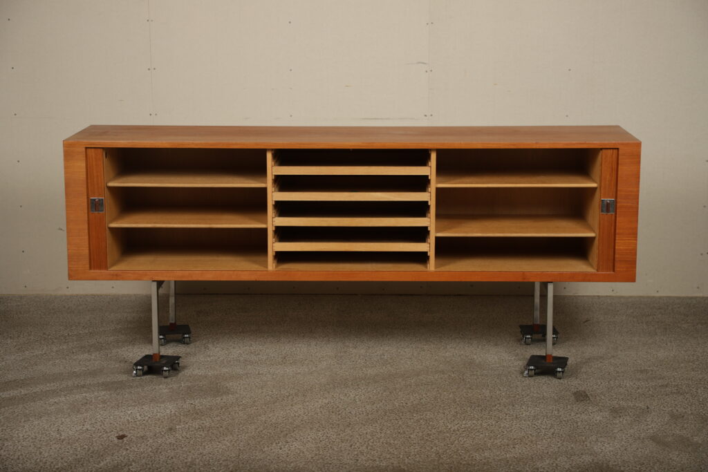 Skænk i teaktræ med jalousilåger, af Wegner model RY-25