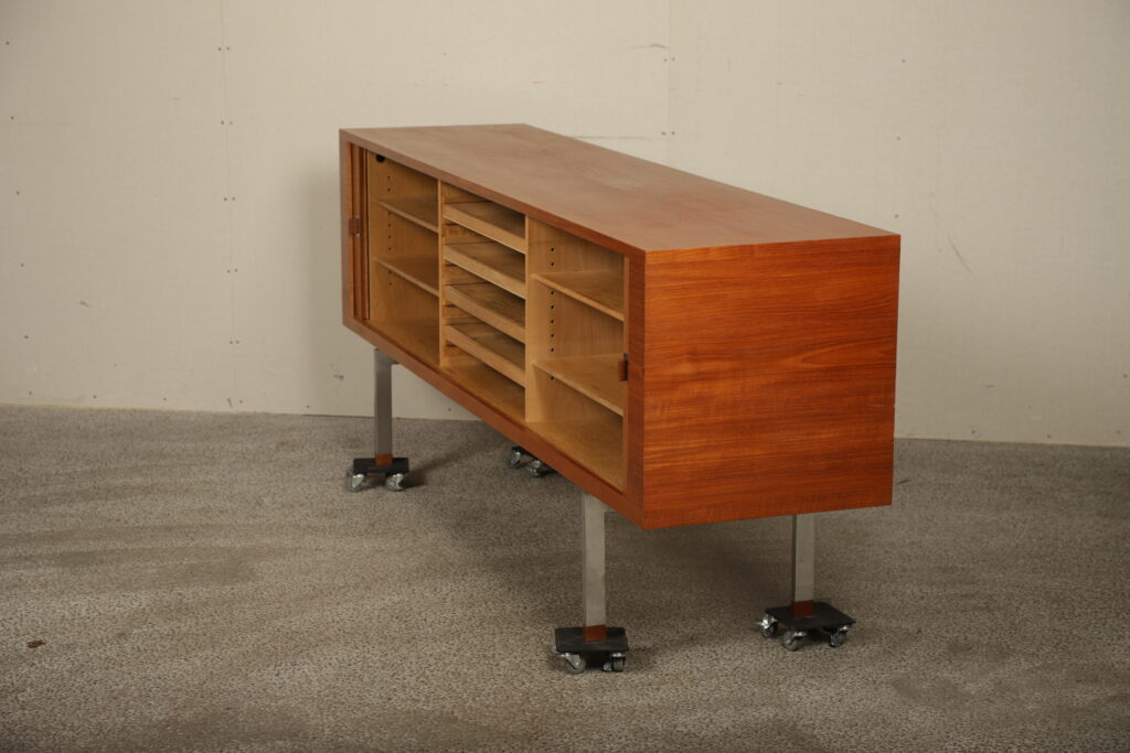 Skænk i teaktræ med jalousilåger, af Wegner model RY-25