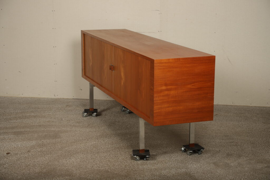 Skænk i teaktræ med jalousilåger, af Wegner model RY-25