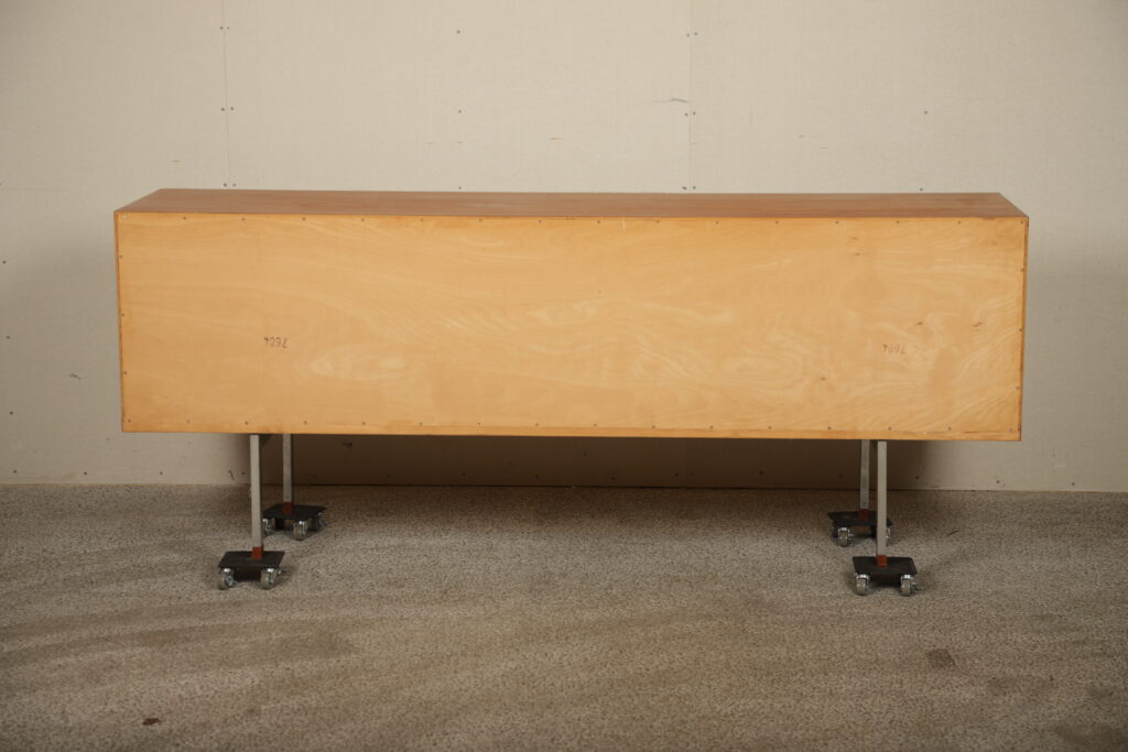 Skænk i teaktræ med jalousilåger, af Wegner model RY-25