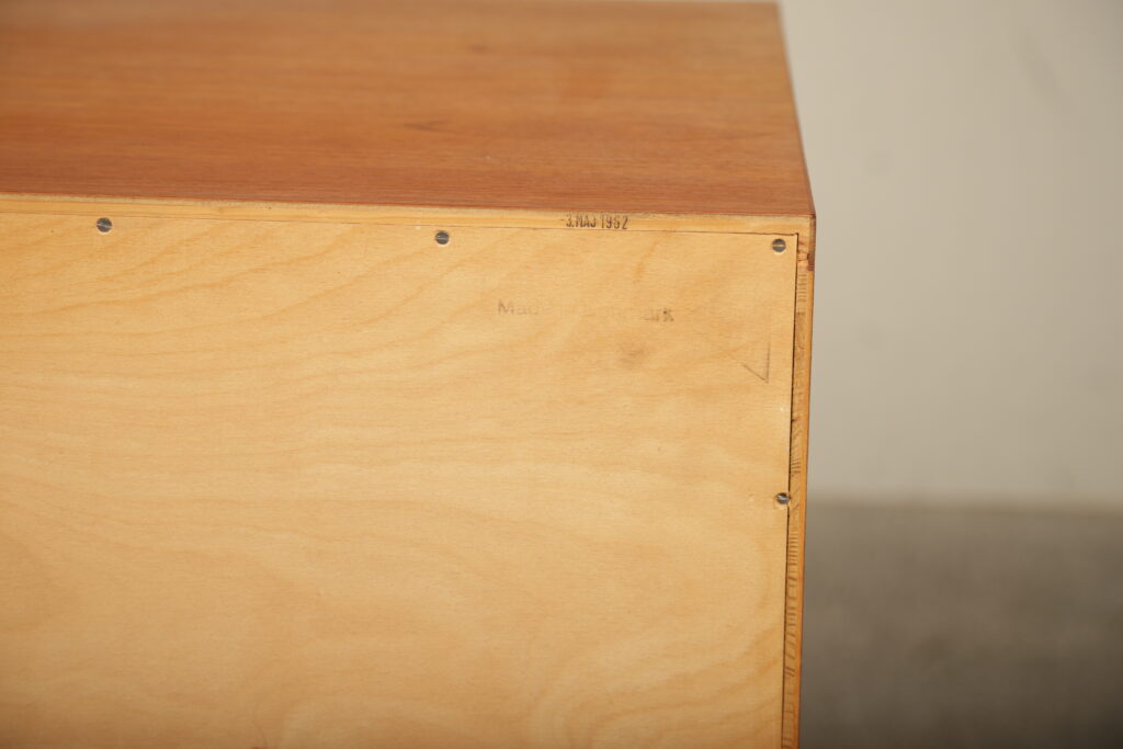 Skænk i teaktræ med jalousilåger, af Wegner model RY-25