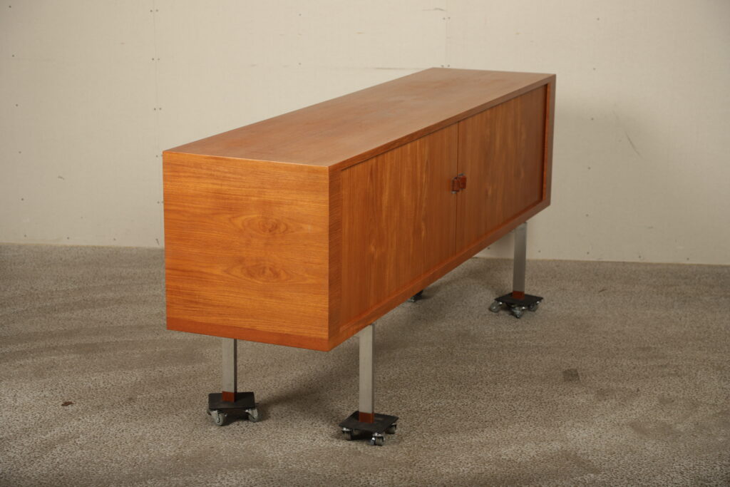 Skænk i teaktræ med jalousilåger, af Wegner model RY-25