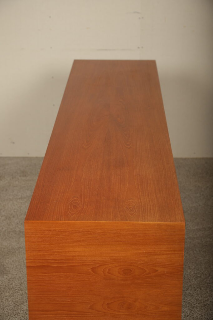 Skænk i teaktræ med jalousilåger, af Wegner model RY-25