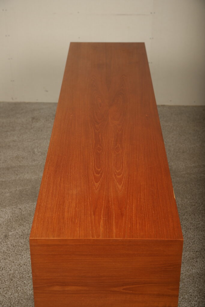 Skænk i teaktræ med jalousilåger, af Wegner model RY-25