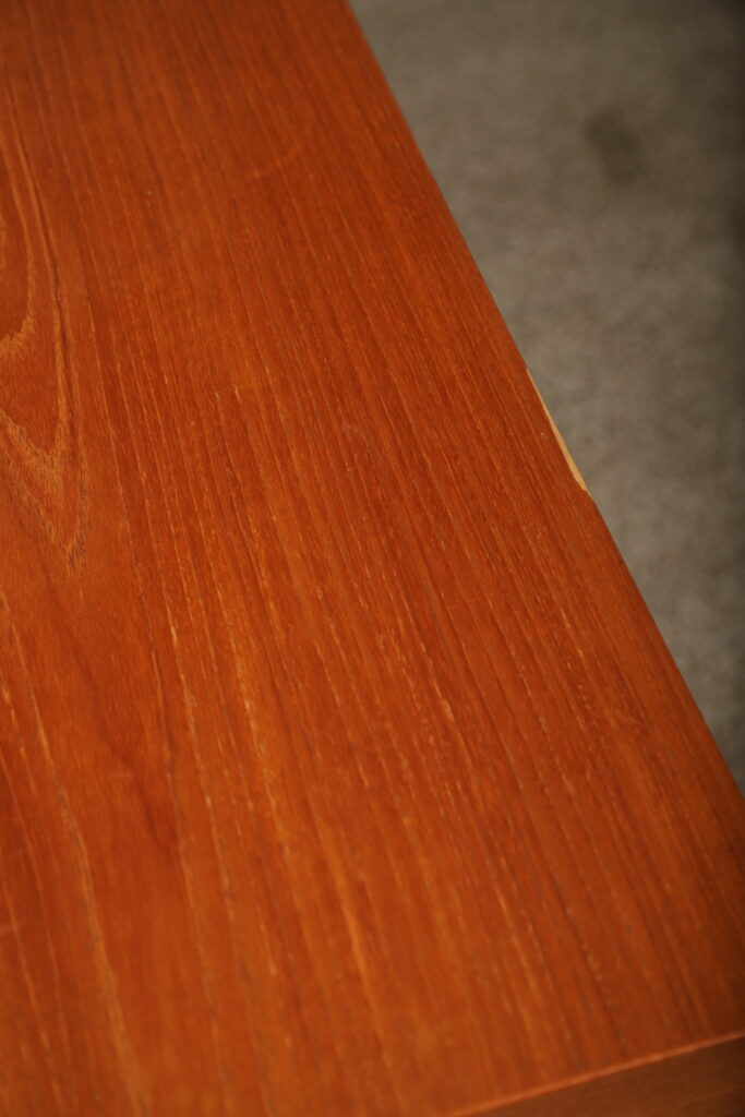 Skænk i teaktræ med jalousilåger, af Wegner model RY-25