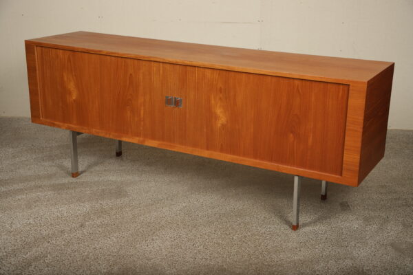 Skænk i teaktræ med jalousilåger, af Wegner model RY-25