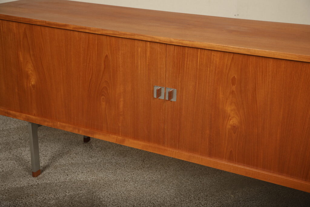 Skænk i teaktræ med jalousilåger, af Wegner model RY-25