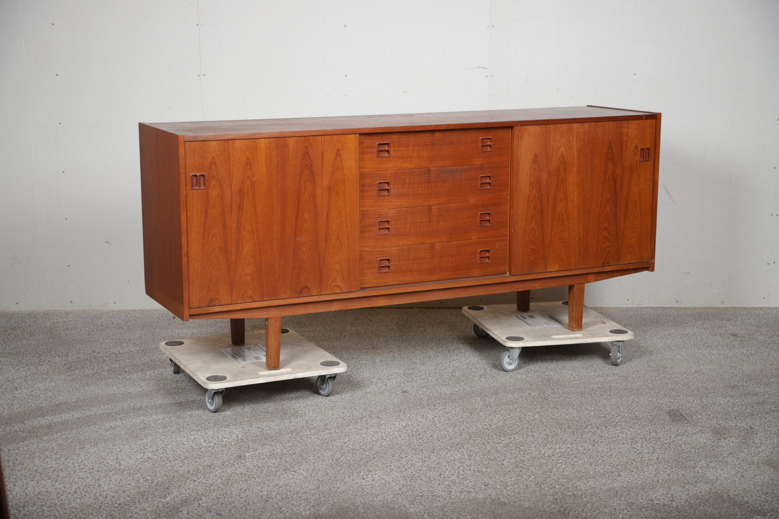 Skænk, skydelåger og skuffer, teak - Image 1