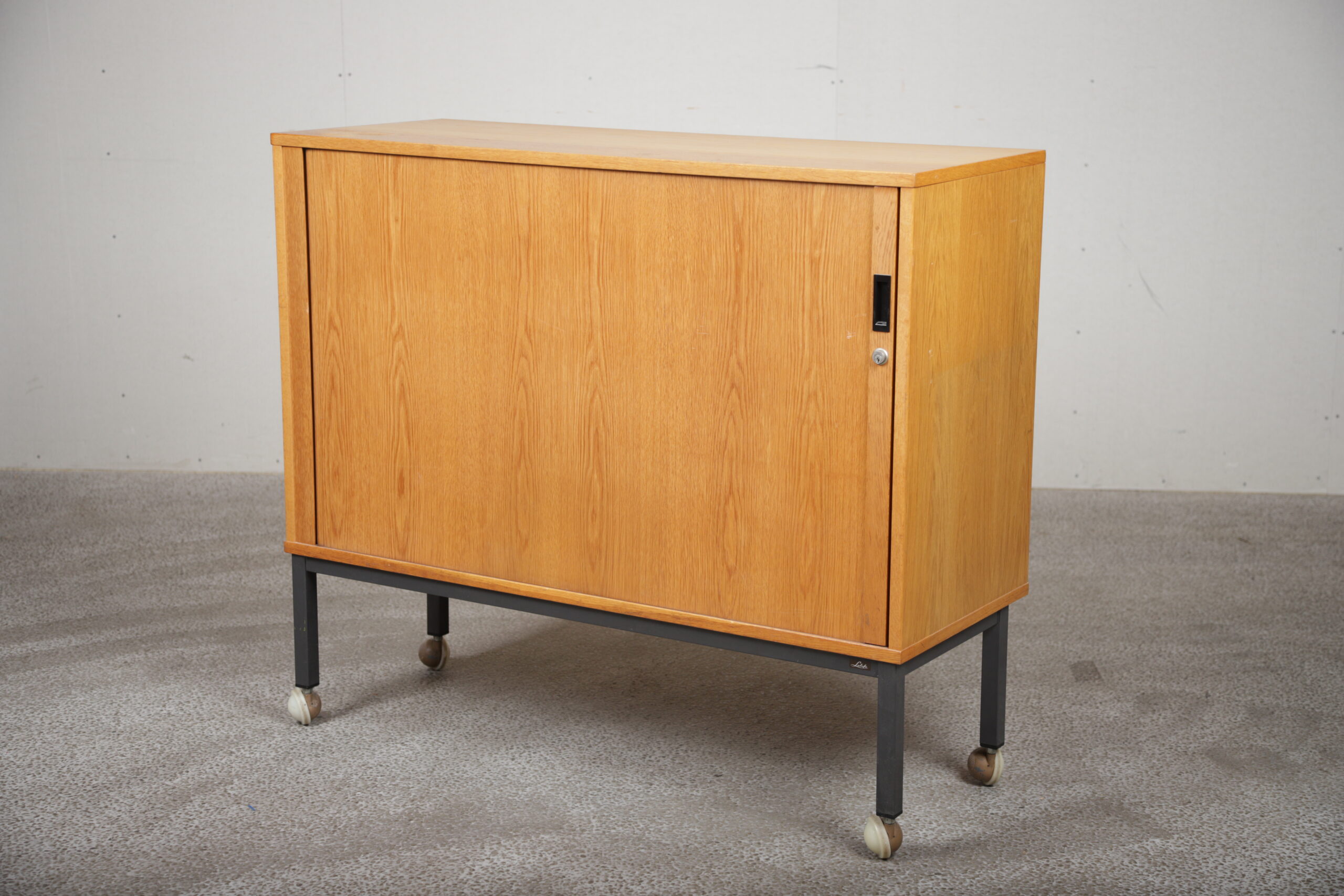 Kontorskab med jalousilåge, på hjul, egetræ, Labofa - Image 1