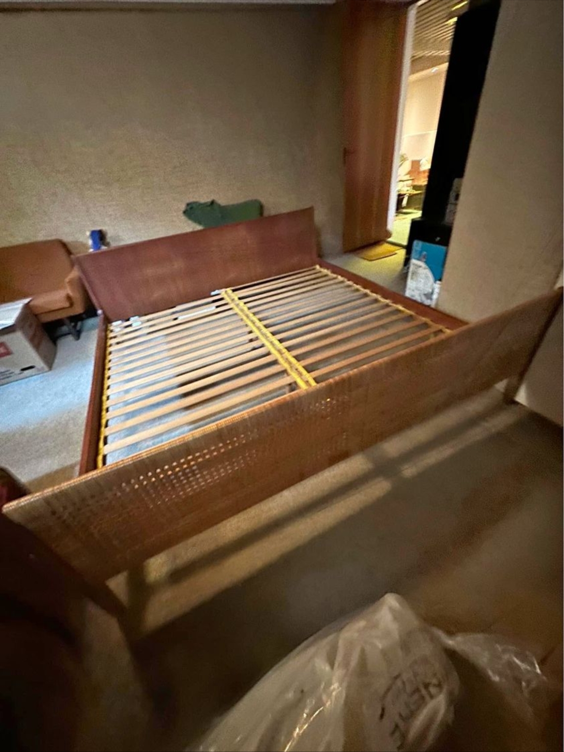 Sengeramme i teak med rattan i hovedgærdet