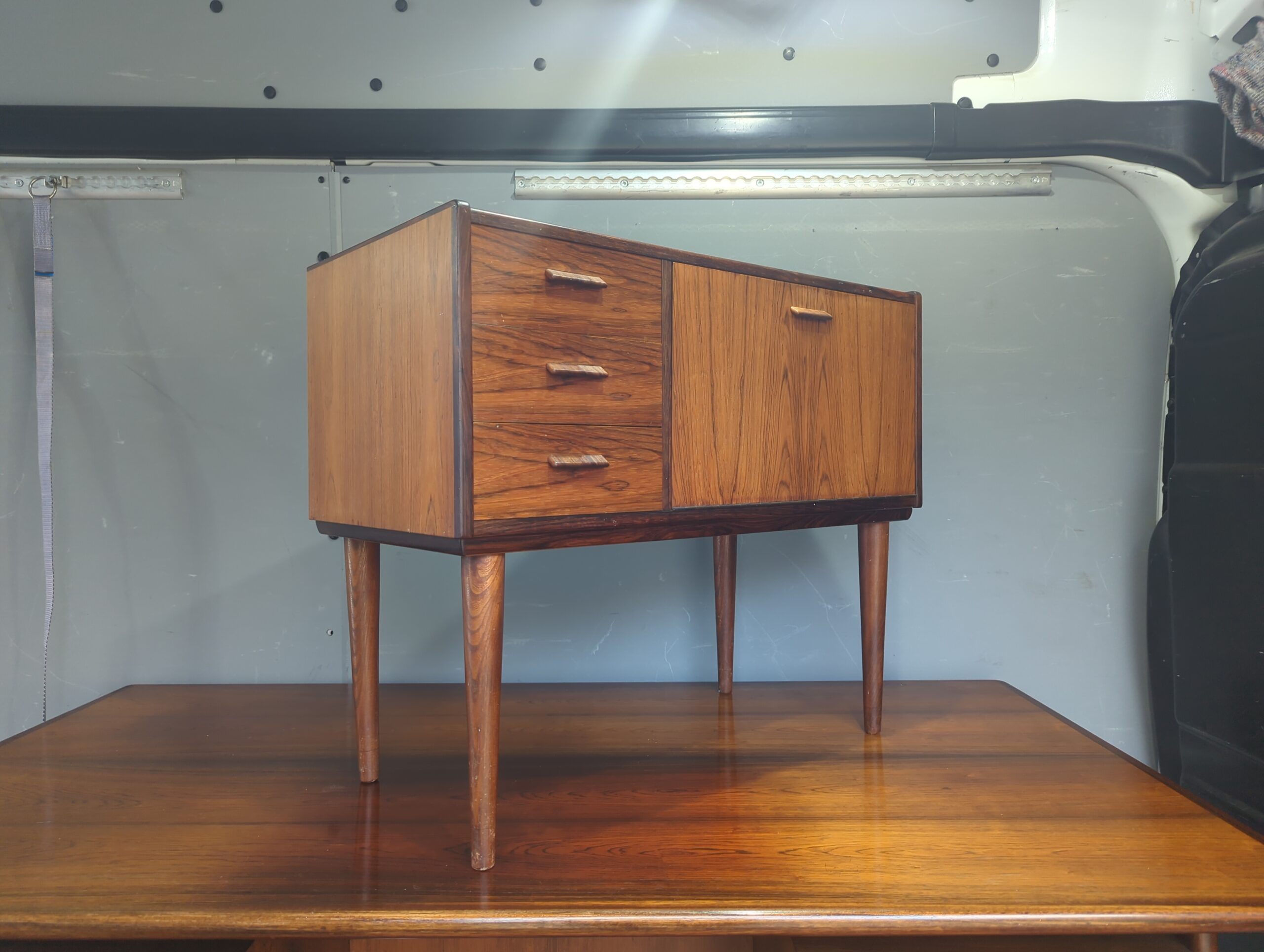 Skænk, tre skuffer og hængelåge, palisander - Image 1