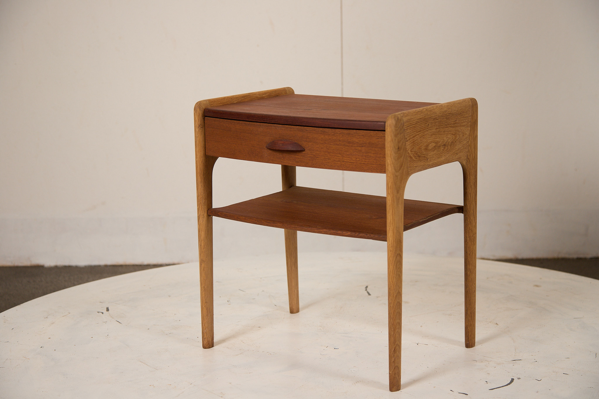 Entrekommode med skuffe og hylde, i teak og stel af egetræ - Image 1