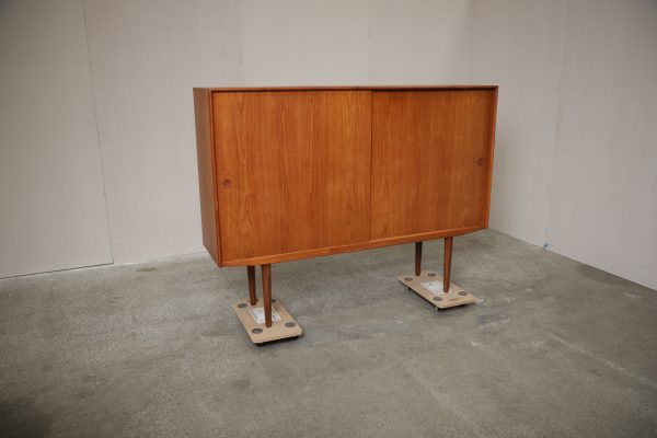 Stor skænk med store skydelåger, hylder og skuffer, teak