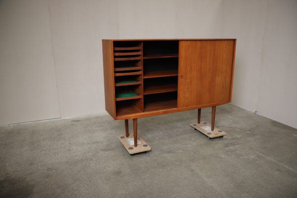 Stor skænk med store skydelåger, hylder og skuffer, teak