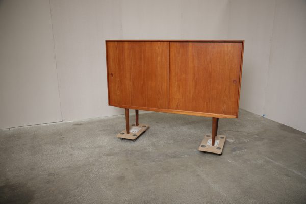 Stor skænk med store skydelåger, hylder og skuffer, teak