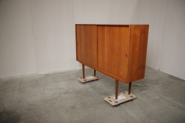 Stor skænk med store skydelåger, hylder og skuffer, teak