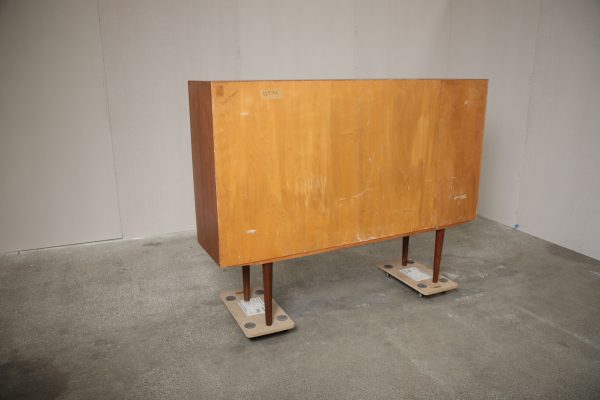 Stor skænk med store skydelåger, hylder og skuffer, teak