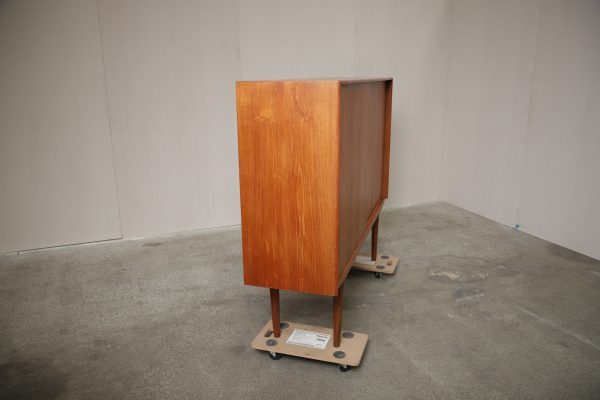 Stor skænk med store skydelåger, hylder og skuffer, teak