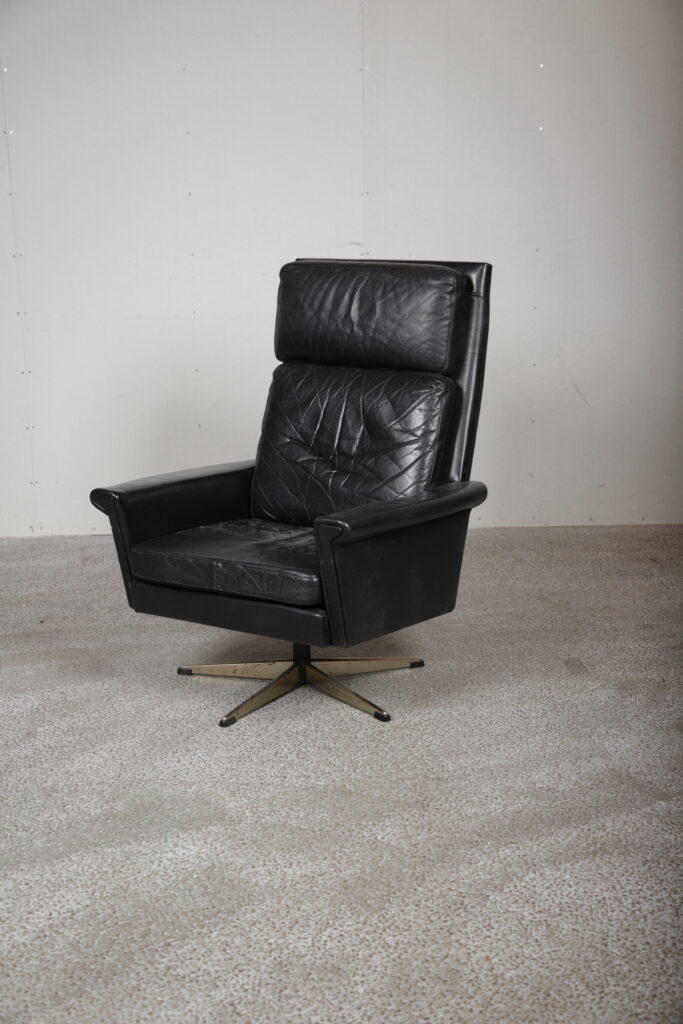 Højrygget lænestol på fempasfod, sort læder