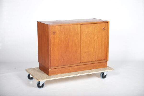 Lille skænk med skydelåger og én hylde, teak