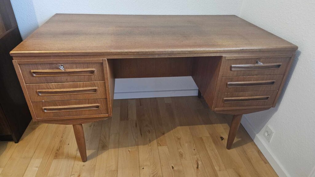 Skrivebord, tre skuffer, teak, AP møbler Svenstrup