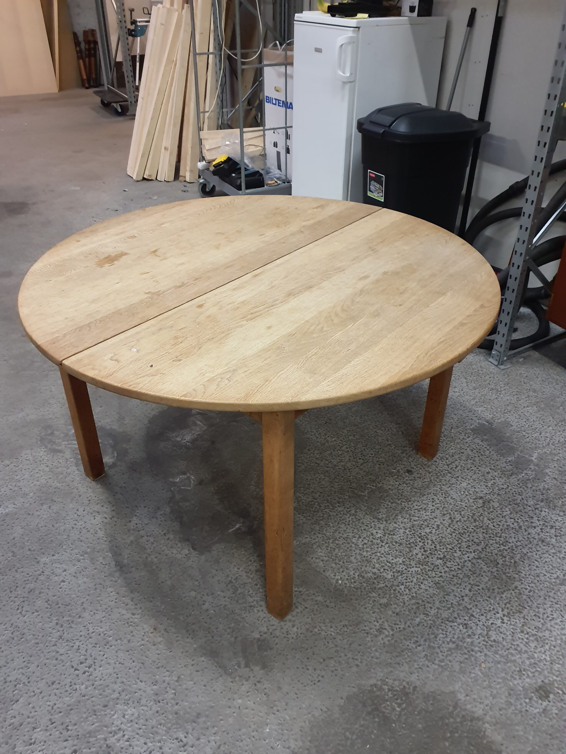 Rundt spisebord i massiv egetræ og tillægsplader, Kurt Østervig - Image 1