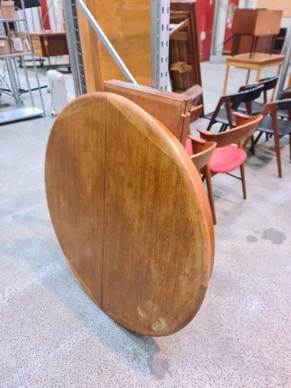 Rundt spisebord i teak med tre tillægsplader