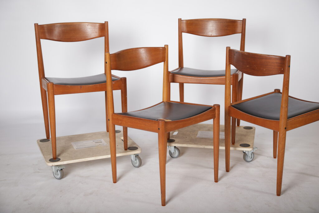 Fire spisestole med sorte sæder, massiv teak